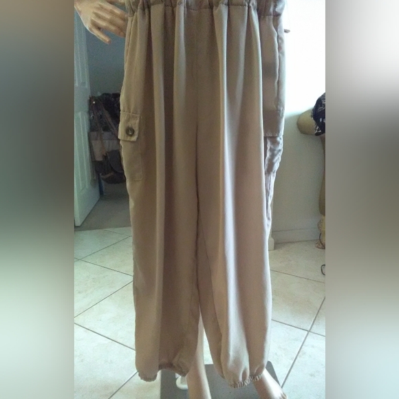 BNWOT JUMPER BEIGE BY TOXIK 3 GATHERED WAIST TOP & SIDE PKTS MED CAPRI STYLE - Picture 5 of 8